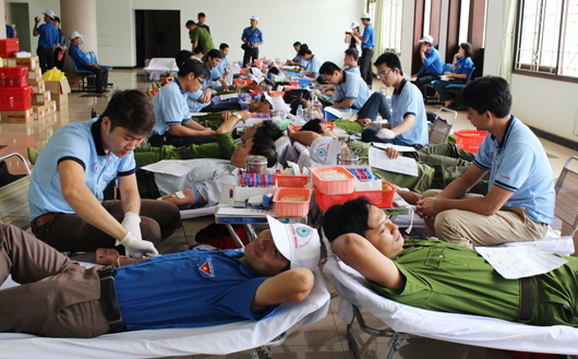 Đông đảo đoàn viên thanh niên tham gia hiến máu cứu người